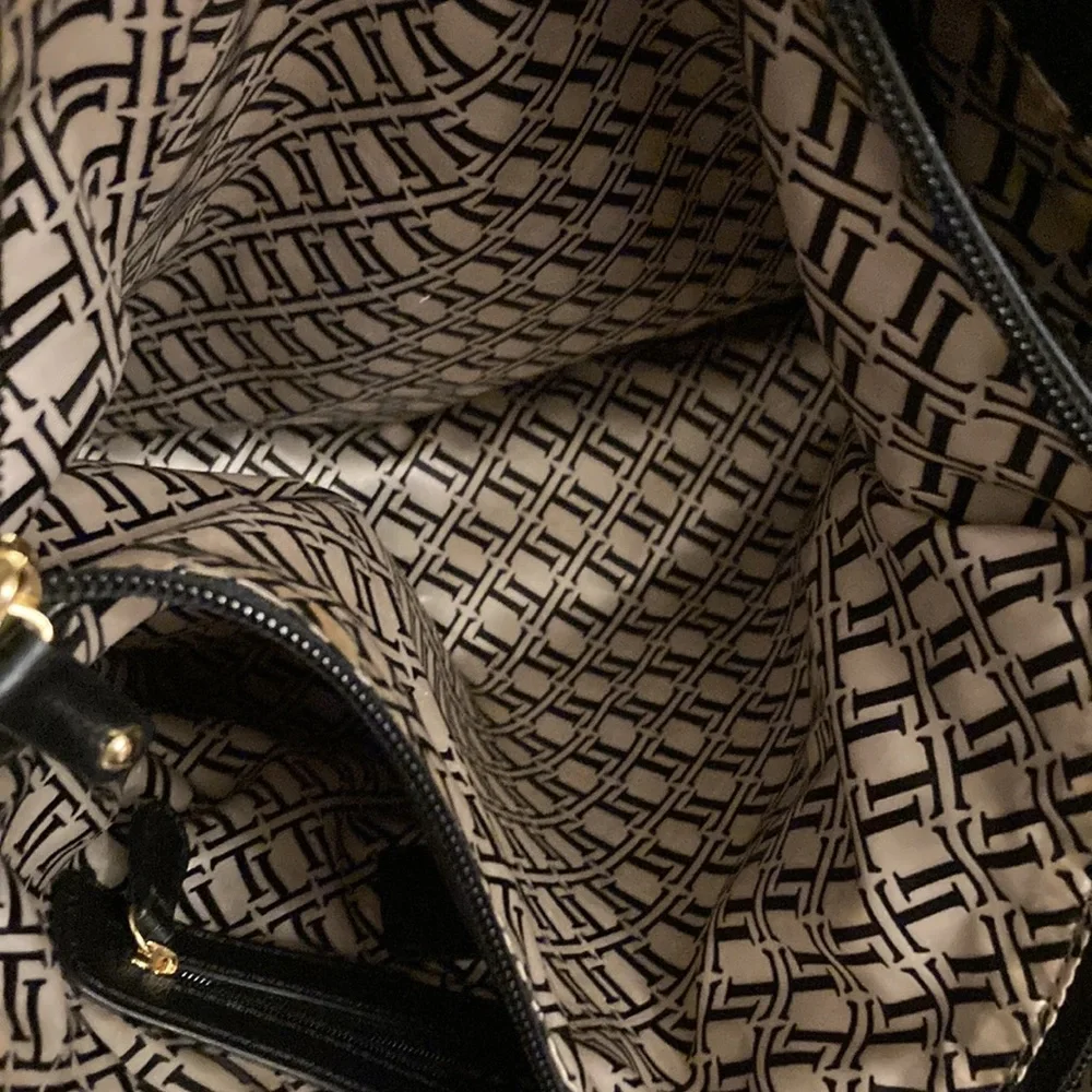 TIGNANELLO NAVY PURSE. LIKE NEW. SOFT LEATHER. ROOMY. MANY COMPARTMENTS! CLEAN!! - Picture 12 of 16